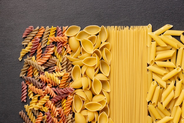 Gratis foto verschillende pasta arrangement bovenaanzicht