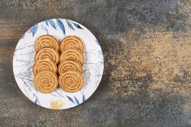 Verschillende smakelijke koekjes op kleurrijke plaat.