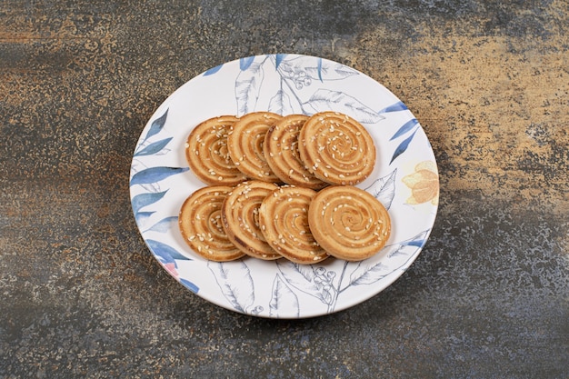 Verschillende smakelijke koekjes op kleurrijke plaat.