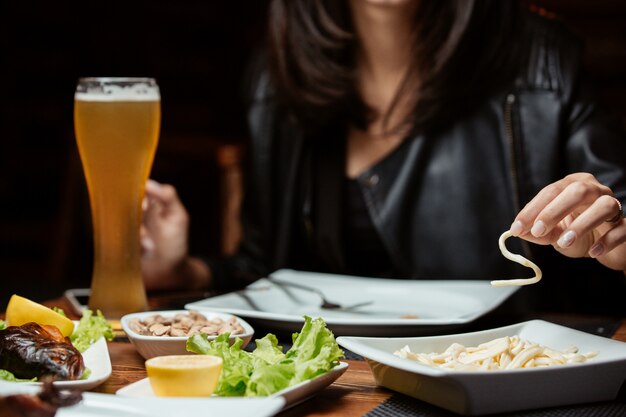 Verschillende snacks geserveerd met bier