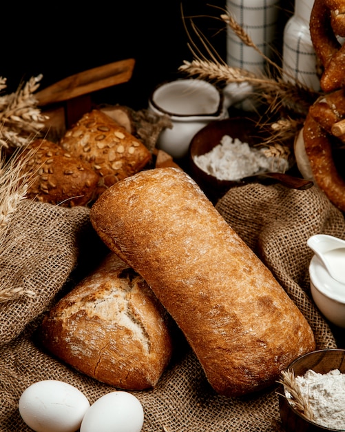 Verschillende soorten brood en graan