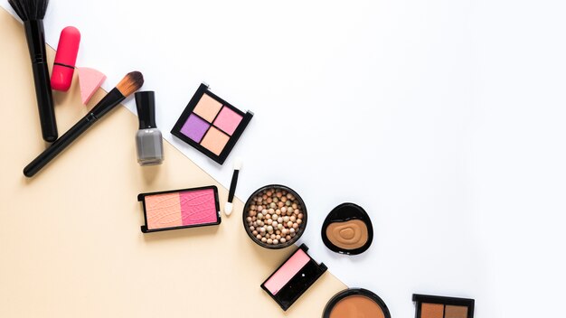 Verschillende soorten cosmetica verspreid op tafel