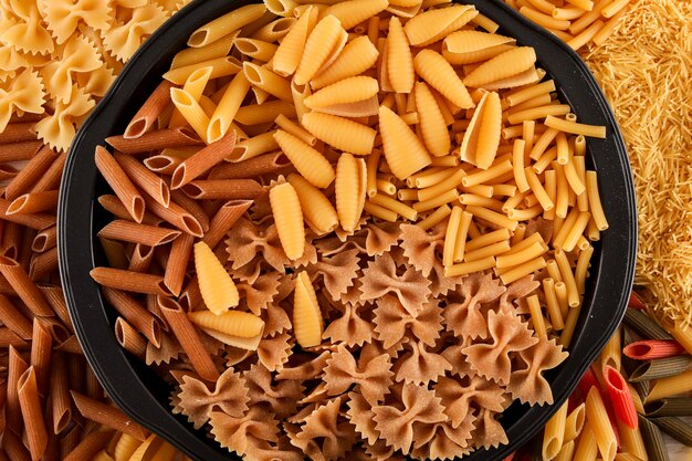 verschillende soorten pasta gemengd bovenaanzicht