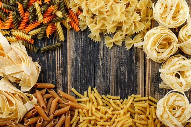 Verschillende soorten pasta op houten tafel