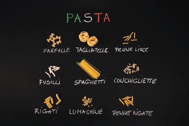 Gratis foto verschillende soorten pasta op zwart