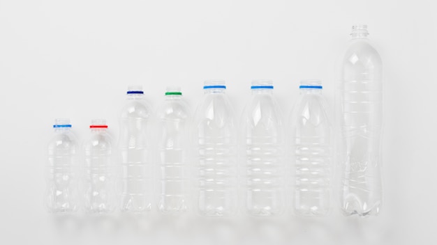 Verschillende soorten plastic flessen op grijze achtergrond