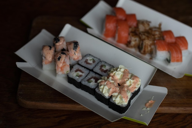 Verschillende soorten sushi bezorgen verschillende soorten sushi voor lunch of diner