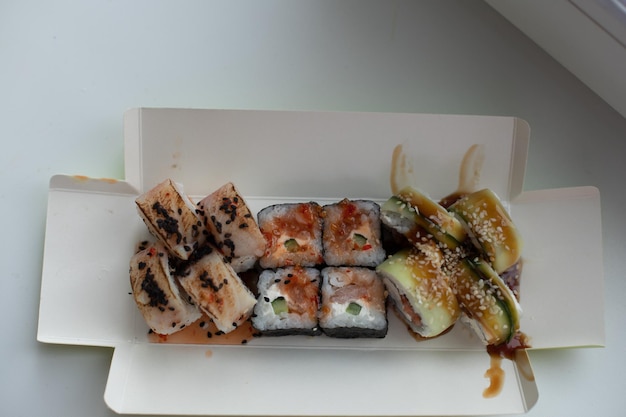 Gratis foto verschillende soorten sushi bezorgen verschillende soorten sushi voor lunch of diner