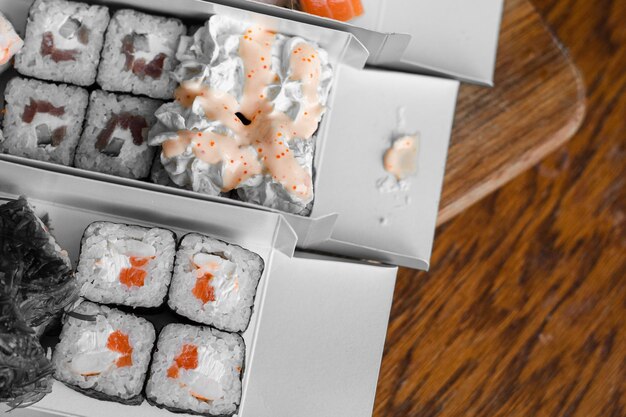 Verschillende soorten sushi bezorgen Verschillende soorten sushi voor lunch of diner