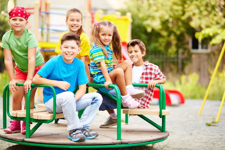 Gratis Foto verschillende studenten plezier op de carrousel