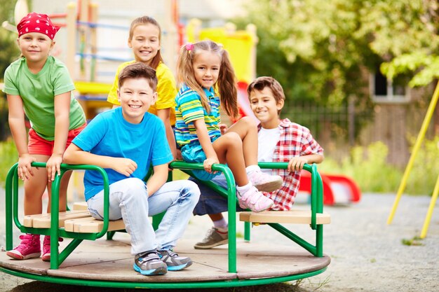 Verschillende studenten plezier op de carrousel