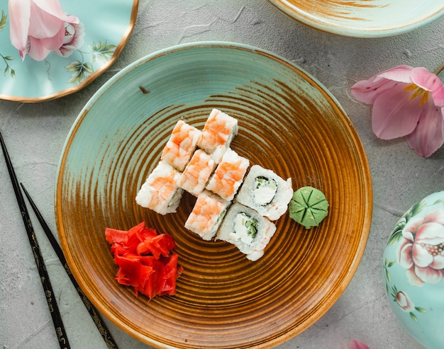 verschillende sushi met gember en wasabi