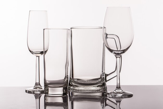 Verschillende transparante glazen voor drankjes