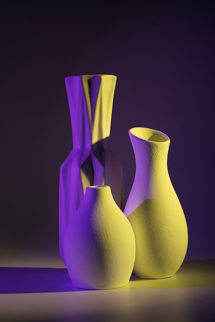 Verschillende vazen met geel en paars licht