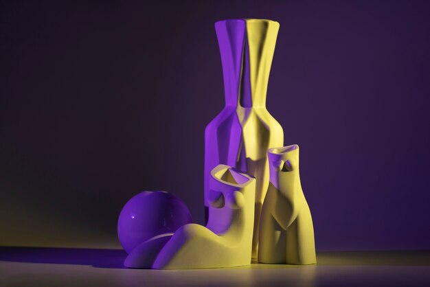 Verschillende vazen met paarse en gele lichtopstelling