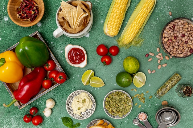 Verschillende verse ingrediënten voor traditionele Mexicaanse schotel