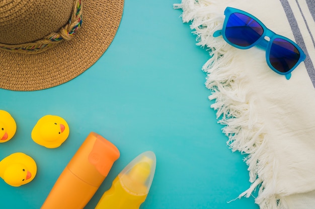 Verschillende zomerartikelen op blauw oppervlak