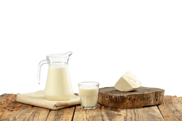 Verschillende zuivelproducten, kaas, room, melk op houten tafel en witte muur. Gezond eten en levensstijl, biologische natuurlijke voeding, dieet. Heerlijk eten en drinken.