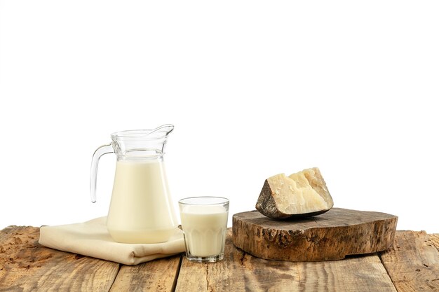 Verschillende zuivelproducten, kaas, room, melk op houten tafel en witte muur. Gezond eten en levensstijl, biologische natuurlijke voeding, dieet. Heerlijk eten en drinken.