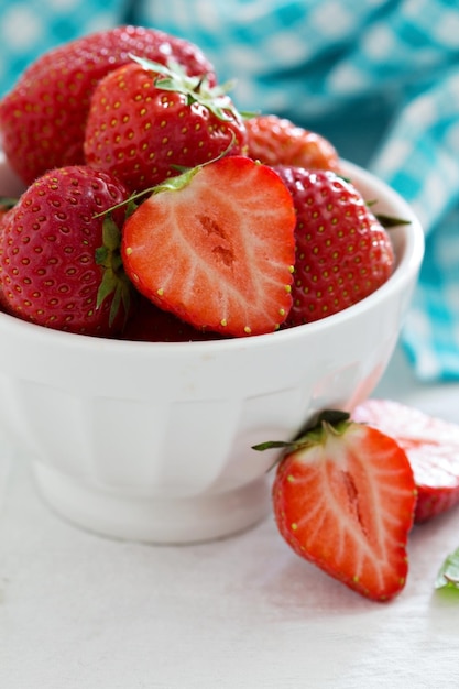 Gratis foto verse aardbeien in een kom