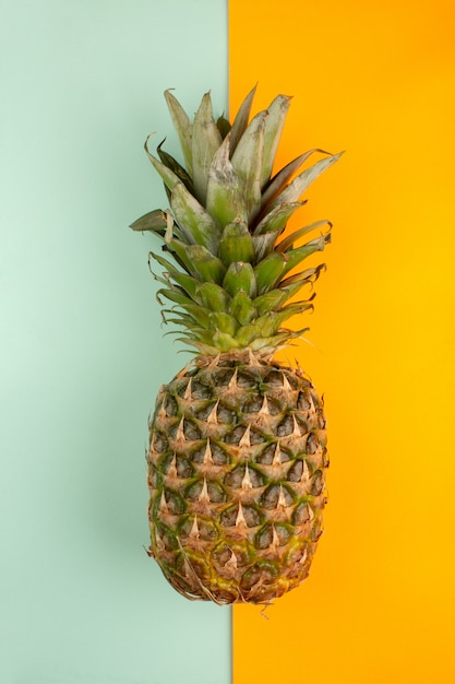 Verse ananas op een ijs blauwe en oranje achtergrond