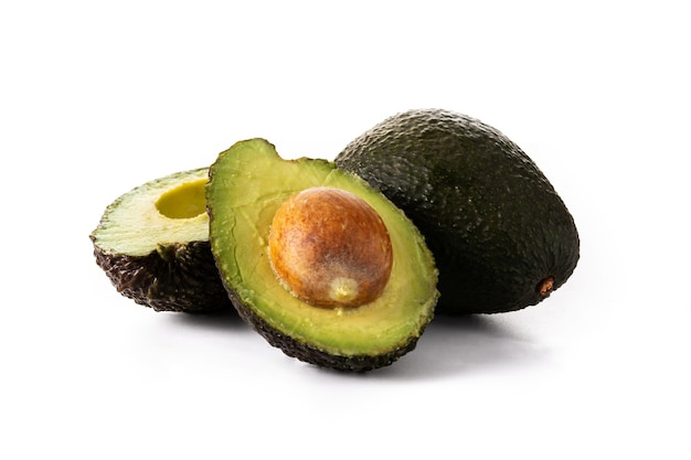 Verse avocado geïsoleerd op witte achtergrond