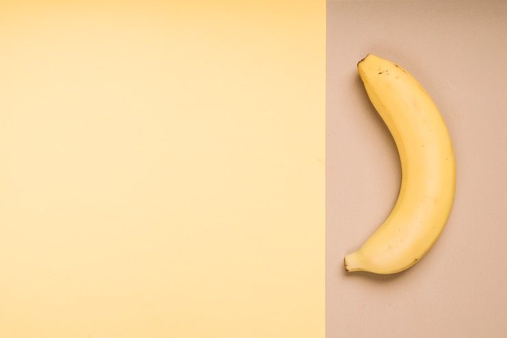 Gratis Foto verse banaan op lichte tafel