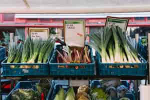 Gratis foto verse biologische groenten in de kist op marktkraam