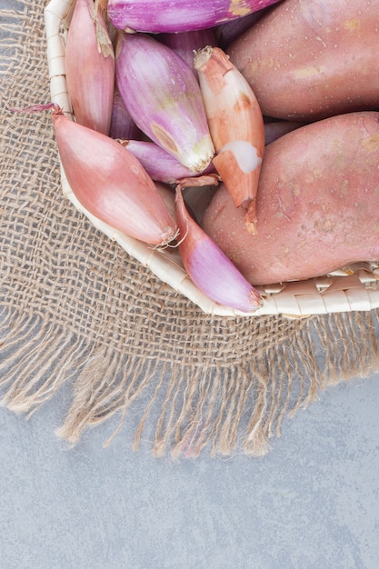 Verse biologische rode aardappelen en uien.