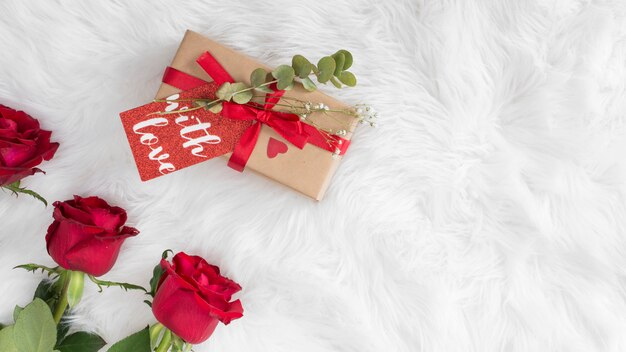 Verse bloemen en cadeau met tag op wollen deken