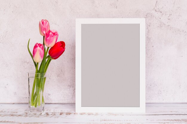 Verse bloemen in vaas en frame