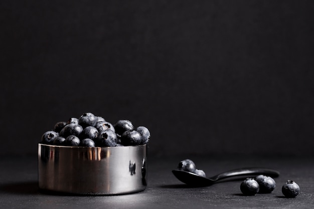 Gratis foto verse bosbessen in metalen kom