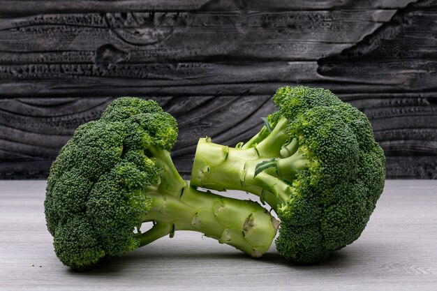 verse broccoli op witte houten tafel