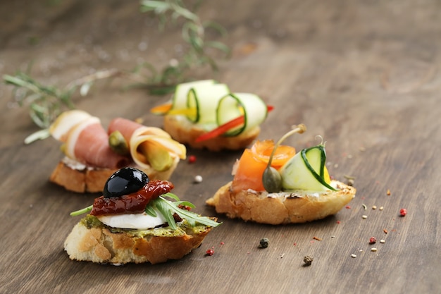 Gratis foto verse bruschetta-voorgerechten op een houten tafel