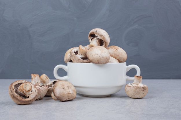 Verse champignons op witte plaat. Hoge kwaliteit foto