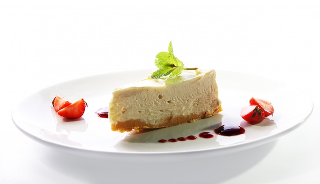 Verse cheesecake geserveerd met munt