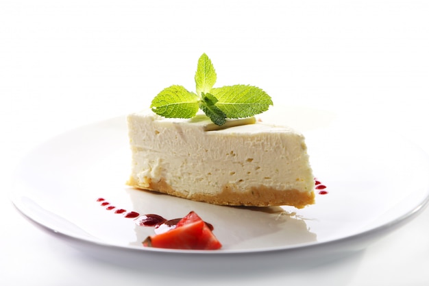 Verse cheesecake geserveerd met munt