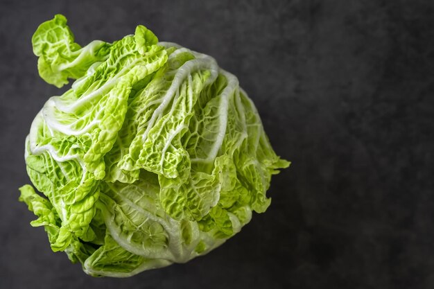 Verse Chinese koolvorken op grijze achtergrond. Selectieve aandacht. Indeling op tafel. Gezonde verse groenten van boerderijen in de winkel