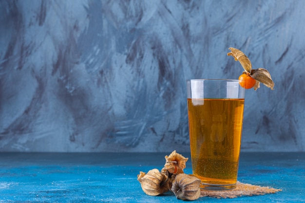 Verse cocktail en rijpe kumquats geplaatst op stenen achtergrond.