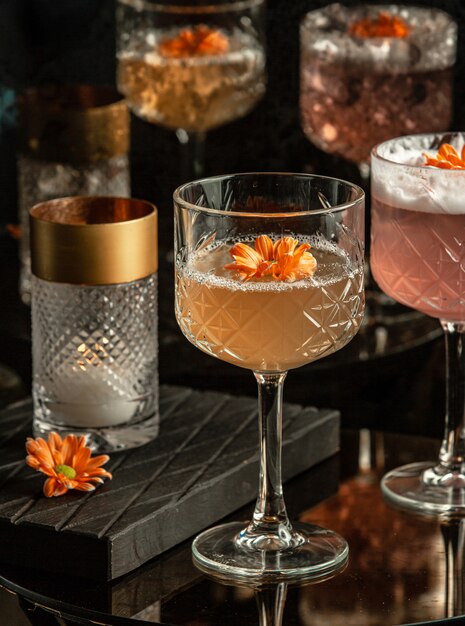 Verse cocktail met bloem op de tafel