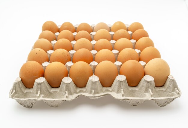 Verse eieren in pakket op witte achtergrond.