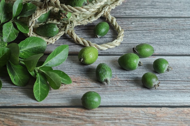 Verse feijoa-vruchten op houten lijst.