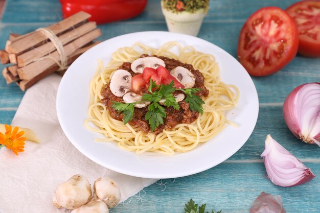 Verse fettuccine met bolognesesaus en guacamole