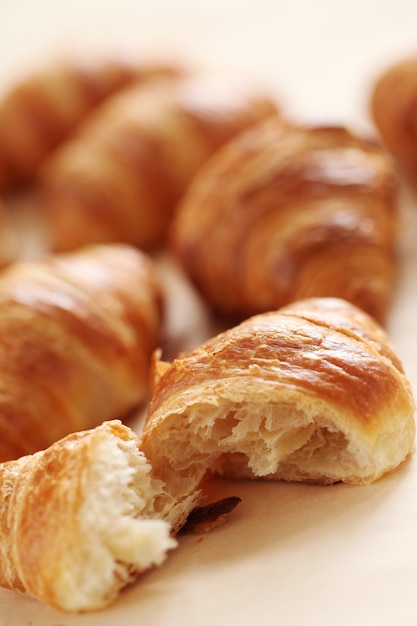 Verse Franse croissants op een tafelkleed