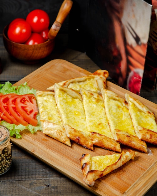 Gratis foto verse georgische khachapuri met kaas