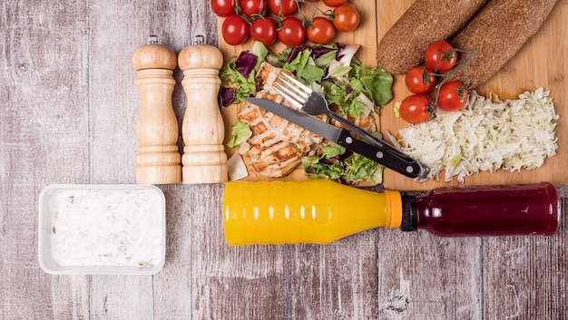 Verse gezonde gegrilde kip en tomaten op houten planken. gezonde levensstijl