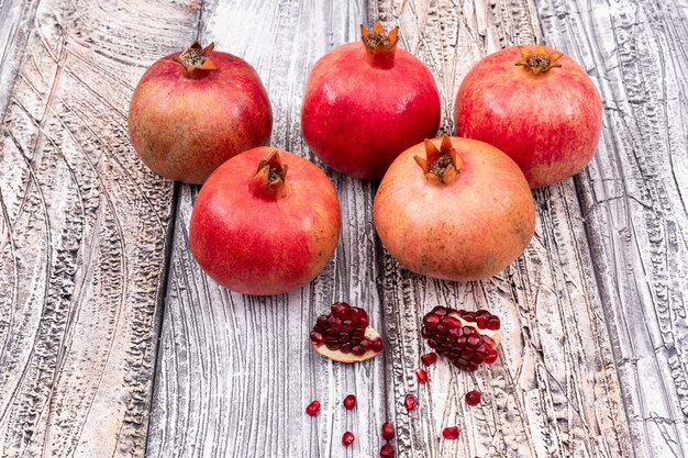 Gratis foto verse granaatappel op houten tafel