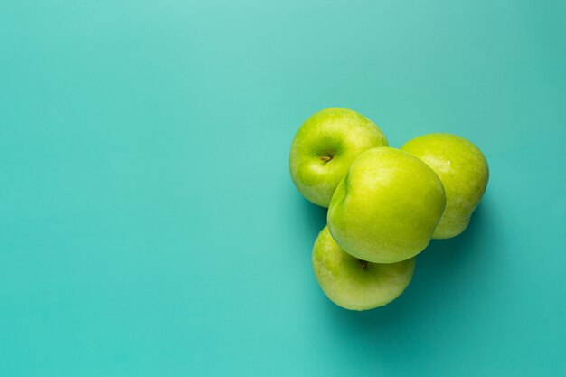 Verse groene appels op lichtgroene achtergrond