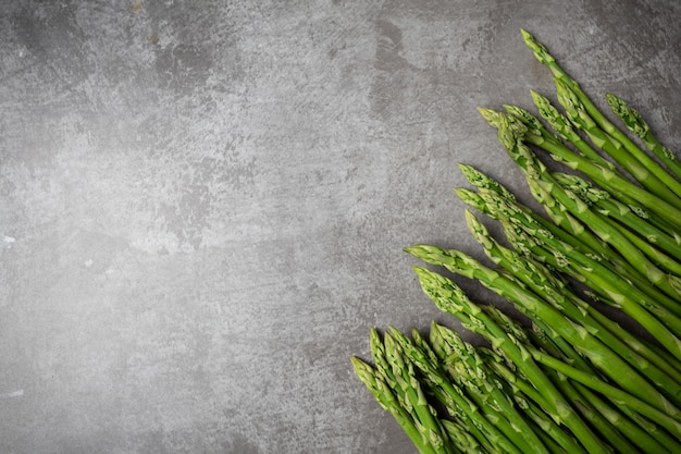 Verse groene asperges op tafel.