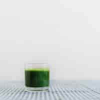 Gratis foto verse groene selderiesmoothie in glas